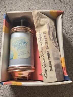 Vintage Mirro Cookie-Pastry Press Recipe Book & Accessories Collect Nostalgia